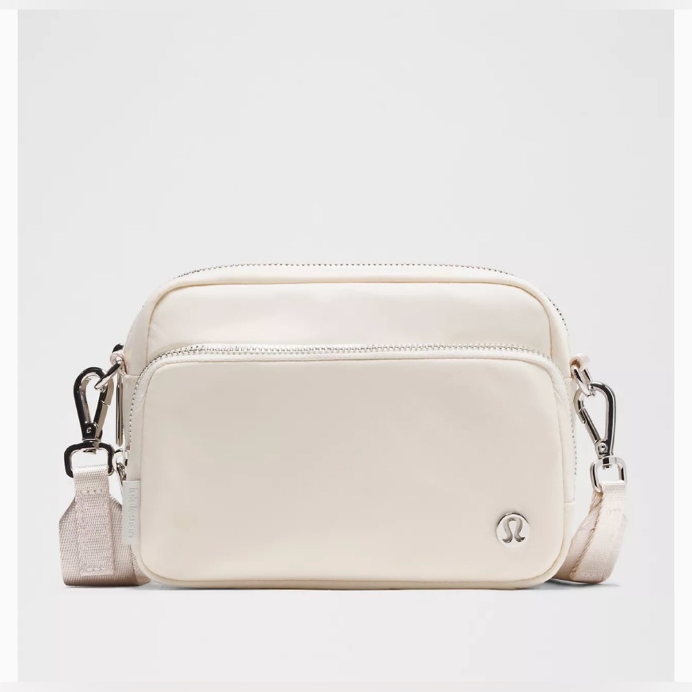 Lululemon Everywhere Crossbody Bag 2L
Silver Metal Hardware
